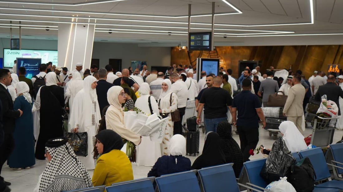صور: طائرة الخطوط العراقية تهبط في بغداد ليلاً وعلى متنها أول دفعة من الحجاج