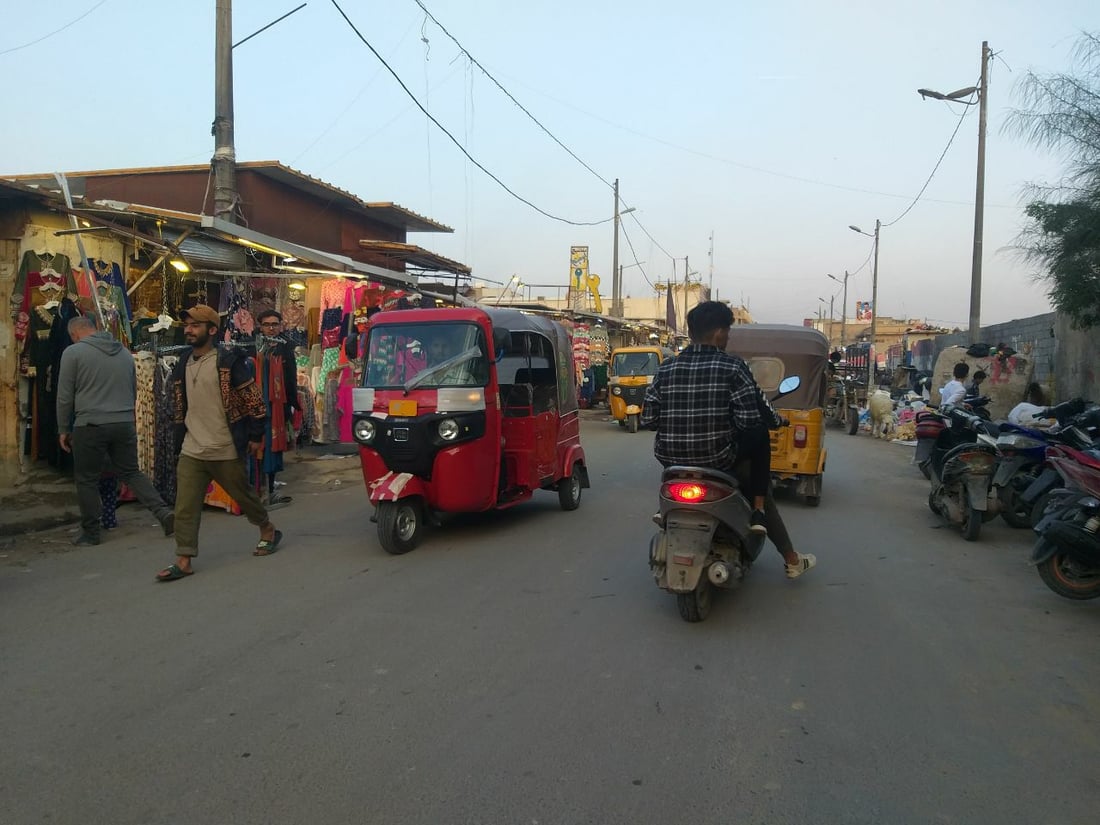 تحديد أوقات منع سير “التكتك” في الحرية.. يُسمح بأربع ساعات فقط