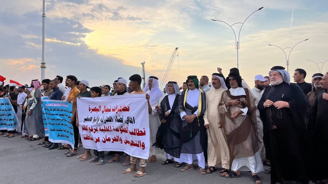 عشائر الهارثة تخرج راياتها للتظاهر.. الإهمال بات لا يطاق وهذه مجرد بداية (صور)