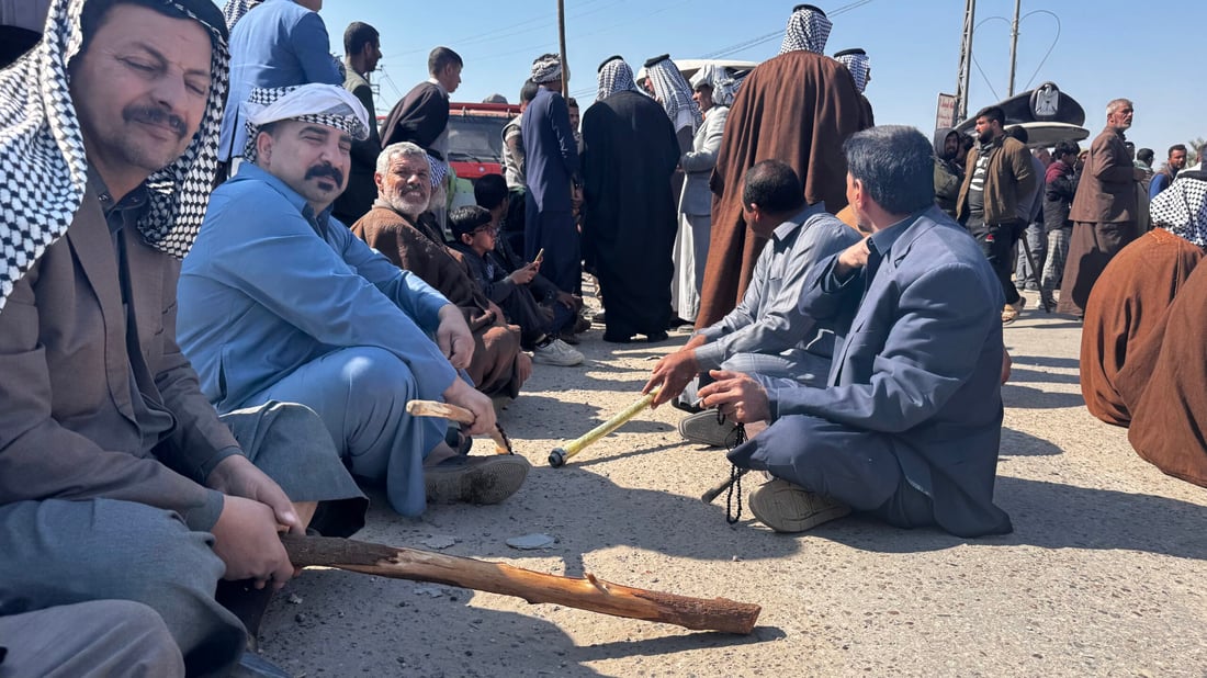 فيديو: فلاحو مفرق غماس يهددون بـ “تشرين ثانية” ويقطعون الطريق بالحاصودات