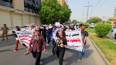 نساء العاصمة يرفعن شعار “المرأة الشيعية مظلومة” تنديداً بقانون الأحوال الجعفري