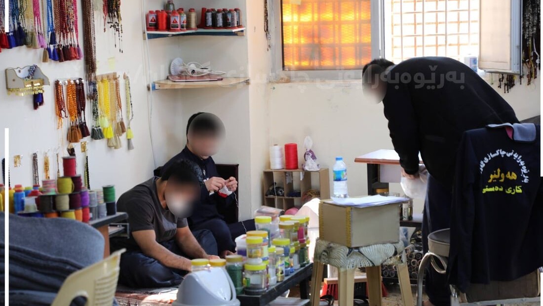 سجناء أربيل يكسبون المال ويعزفون على الكمان