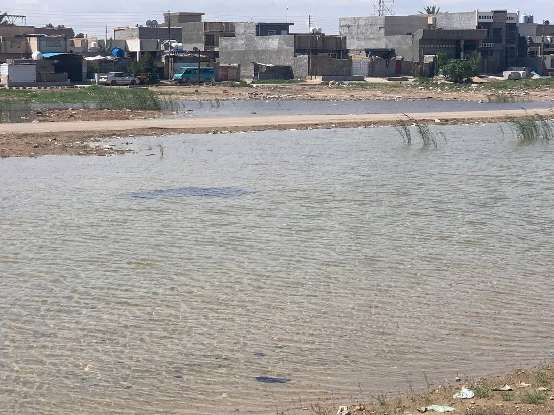 كاميرا 964: شاحنة لدائرة المجاري تلقي المياه الثقيلة بين منازل في أبو غريب