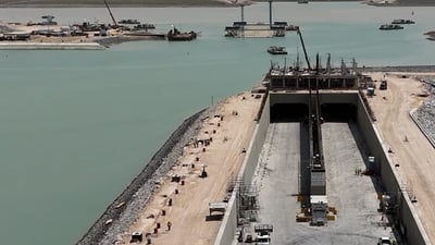 “أزل” تدخل أعمق مقطع مائي في خور الزبير ضمن مراحل نفق الفاو المغمور