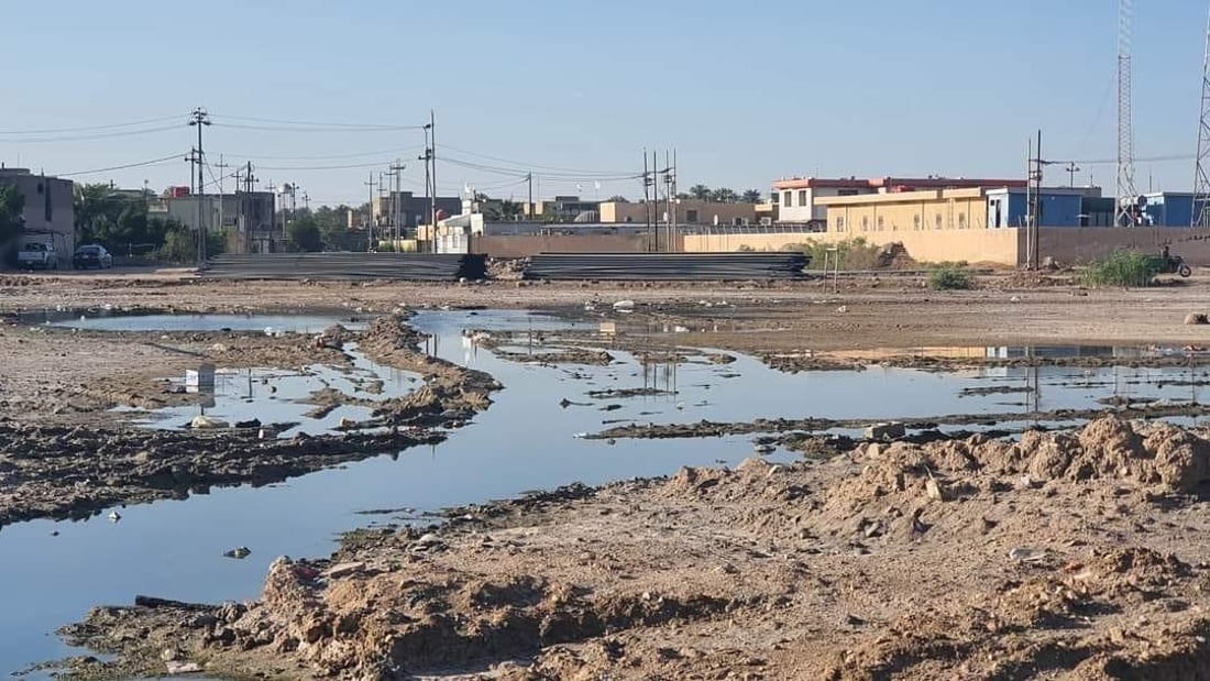 كسر في أنبوب المياه يوقف الرياضة في الحيرة.. الملعب الوحيد تحول إلى بركة (صور)