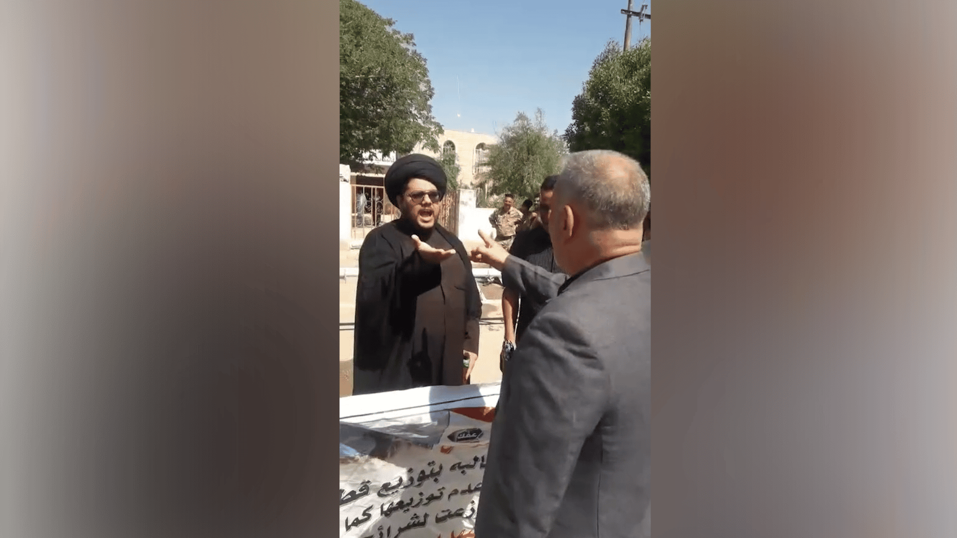 فيديو: رجل دين معمم يشتبك مع قائمقام عفج ويرفض مصافحته