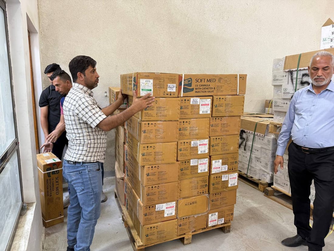 علاجات وإسعاف أولي.. شحنة الأدوية انطلقت من البصرة نحو إيران (صور)