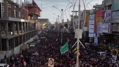 “يا حيف تموت العيالة”.. حشود ضخمة في الناصرية حداداً على اغتيال خامنئي