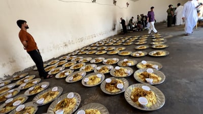 زوار خليجيون عالقون في سفوان بعد إغلاق العبدلي.. موكب بصراوي تكفل بالطعام والسكن