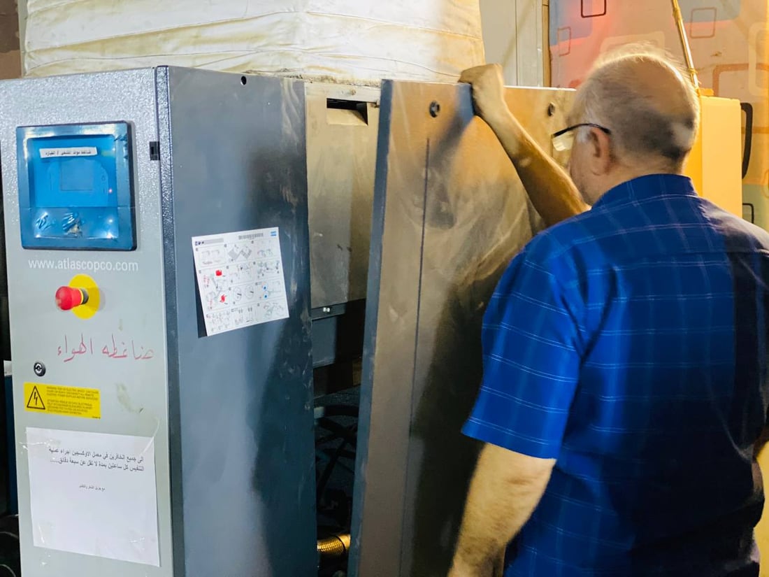 صور: الخبراء يحاولون إصلاح منظومة الأوكسجين في مستشفى القيارة