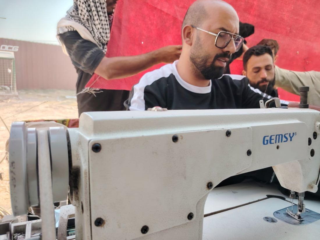 خياطو المشخاب نشروا مكائنهم على طريق المشاية.. خدمة مجانية لإصلاح الحقائب والملابس