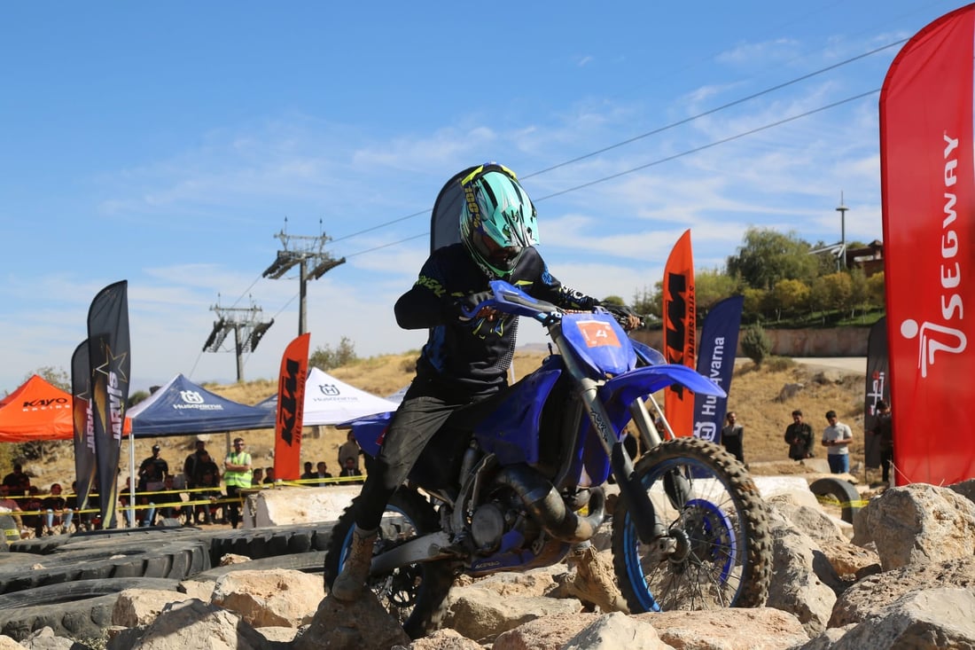 صور مبهرة من سباق الدراجات النارية على منحدرات جبل كورك الوعرة