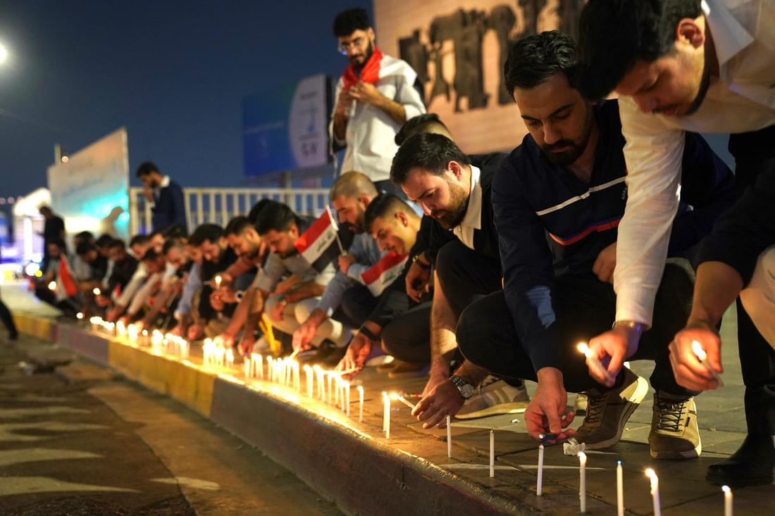 حزن تحت نصب التحرير.. ناشطون يوقدون الشموع في الذكرى السادسة لاحتجاجات تشرين