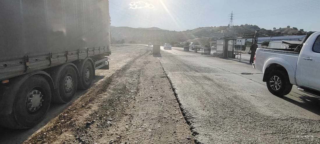 شۆفێرێک کەوتە نێوان دوو بارهەڵگر و گیانی لەدەست دا