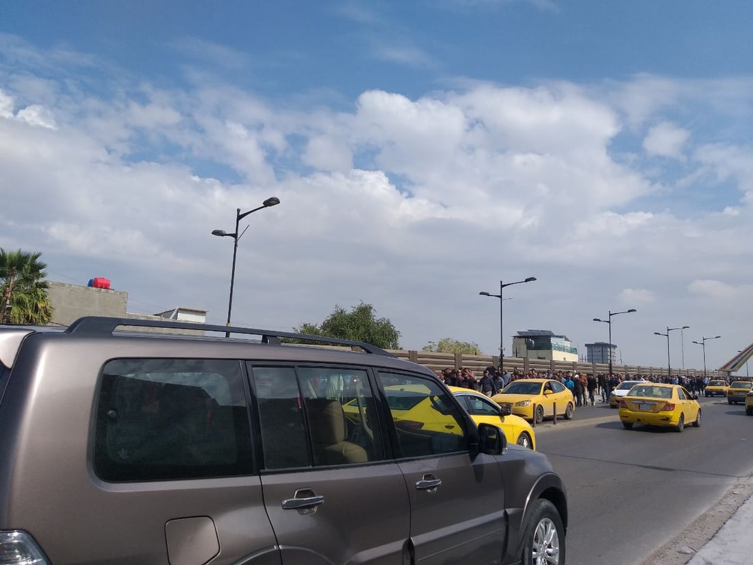 فيديو: تظاهرة للموظفين عند المنطقة الخضراء.. “سلم رواتب عادل أو الإضراب”