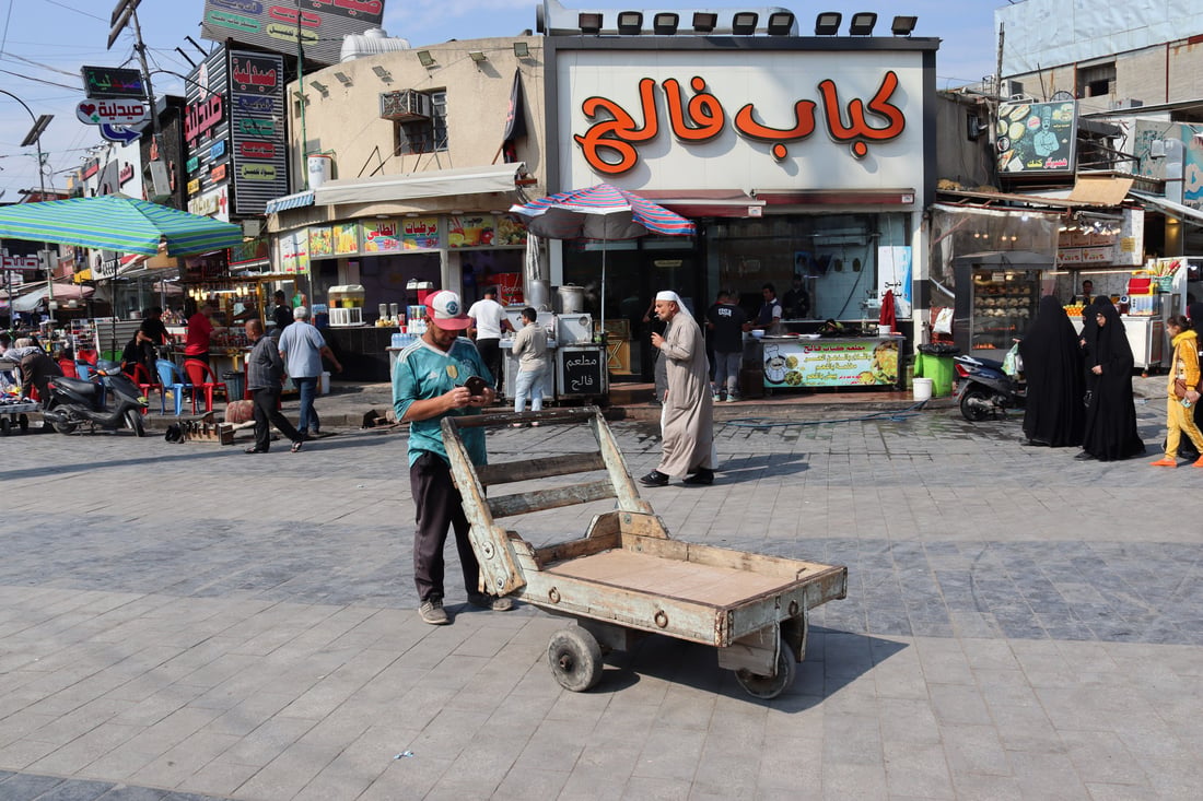“عربانة الكاظمية” حل وحيد لنقل “العاجزين” من موقف السيارات الى “الحضرة”