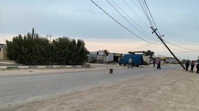 أسلاك الكهرباء تعرقل شاحنة وتتسبب بإخراجها عن مسارها في “الزيدان”