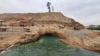 عين صوباشي في تلعفر صارت سياحية.. مظلات وكراسي وجسر مشاة (صور)