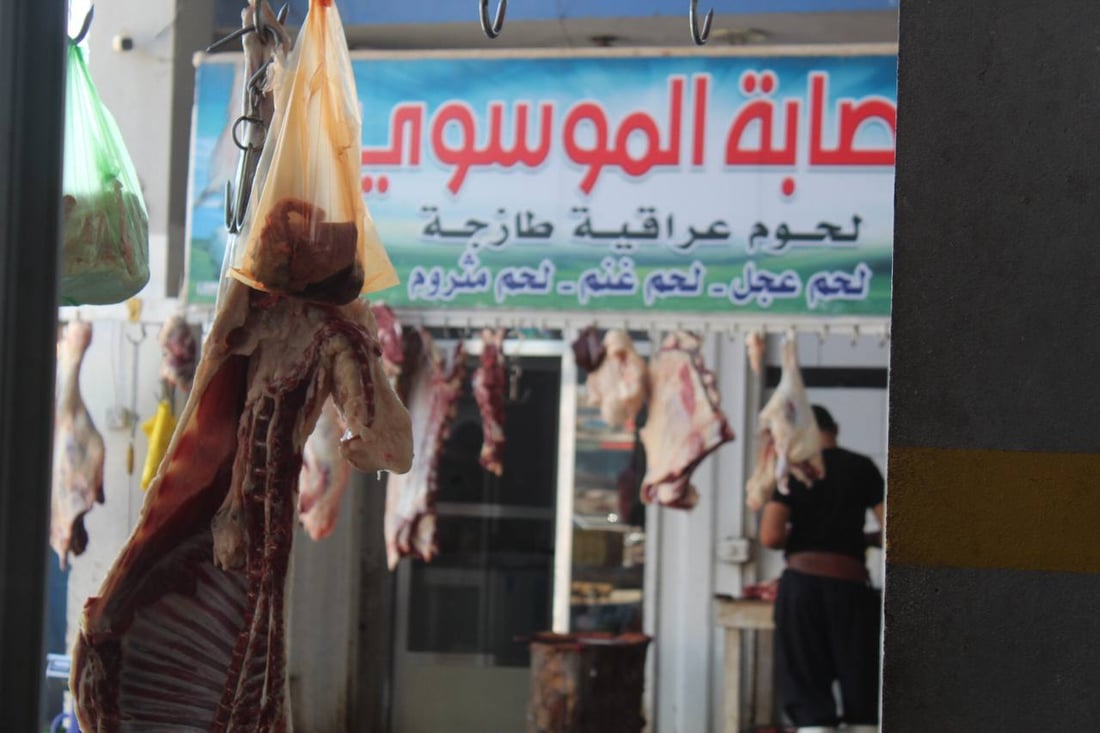 الجلود والعظام تجذبها.. كلاب سائبة تهاجم شابين في سوق القصابين بالقائم