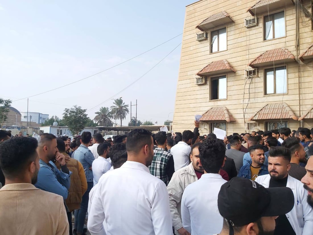 ذي قار.. تظاهرة لطواقم الصحة تطالب بالترفيع الوظيفي