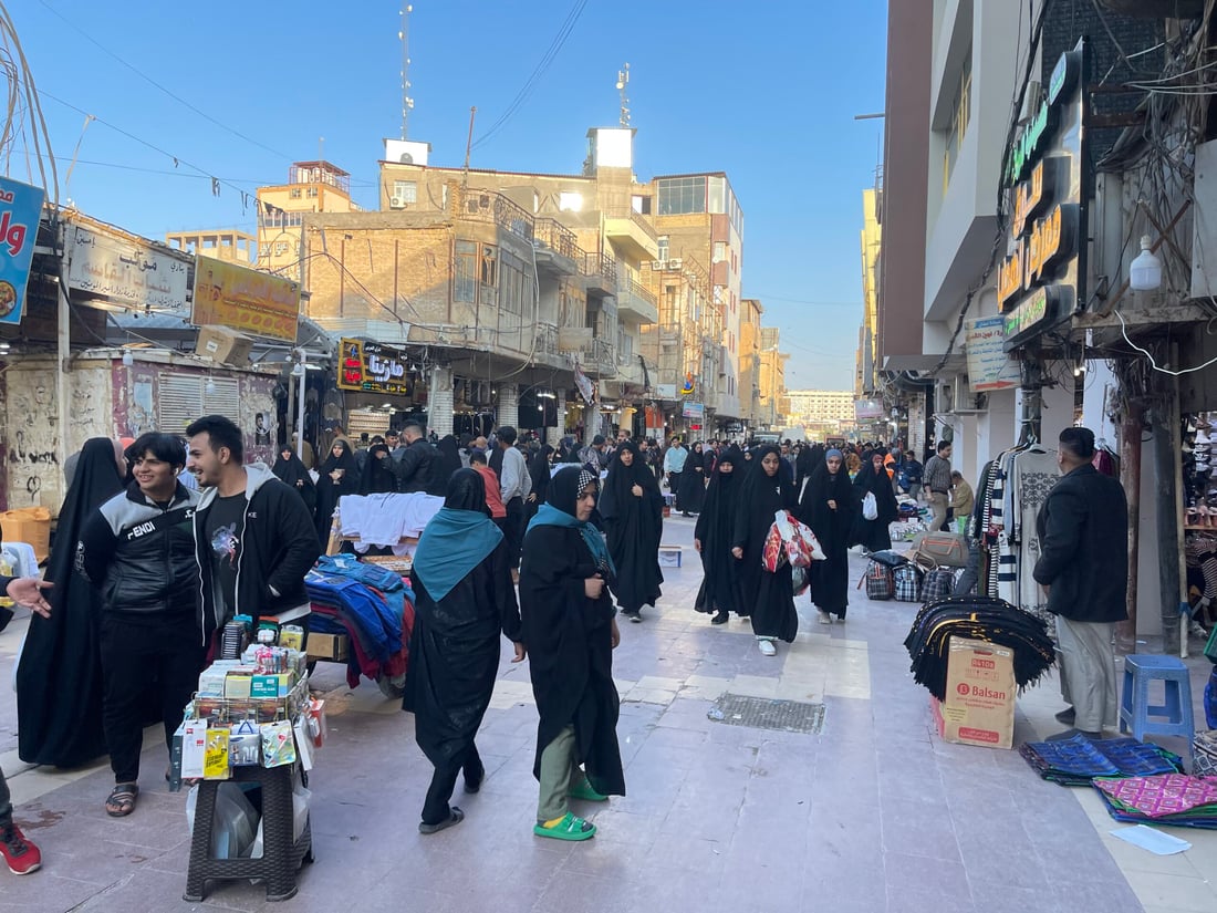 إنه أكثر مكان إثارة للمتاعب.. بلدية النجف في كر وفر مع بسطات شارع الصادق