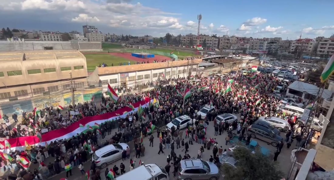 قامیشلۆ؛ بە ئاڵایەکى گەورەى کوردستانەوە پشتیوانى لە باشوور دەکەن