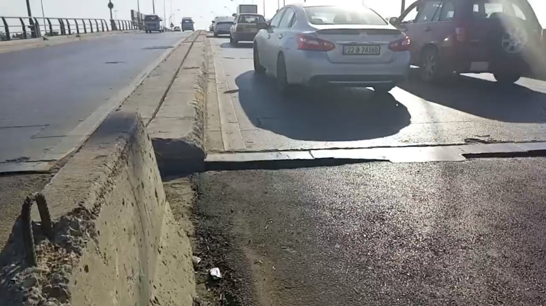 مرحلة صيانة أخرى قادمة.. هكذا تتعثر السيارات على جسر السفارات في بغداد (فيديو)