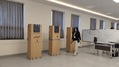 بەخێزانی جلی کوردیان پۆشیوە و دەنگیانداوە