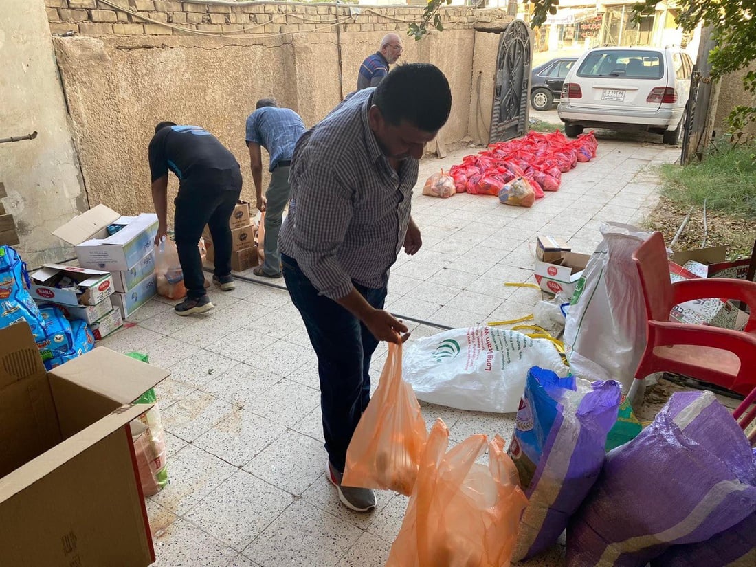 مظلة العراق: متطوع بغدادي في اليرموك يتقاسم القوت مع فقراء العشوائيات (صور)