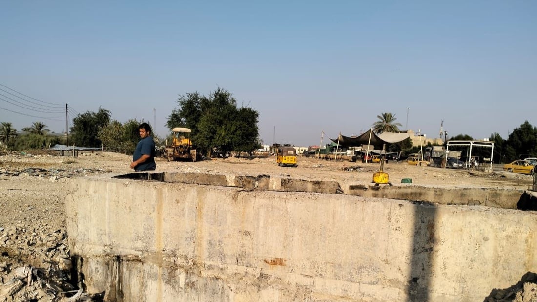 “الوضع لا يطاق والجميع يختنق”.. غازات المجاري تحاصر أهالي حي السلام (صور)