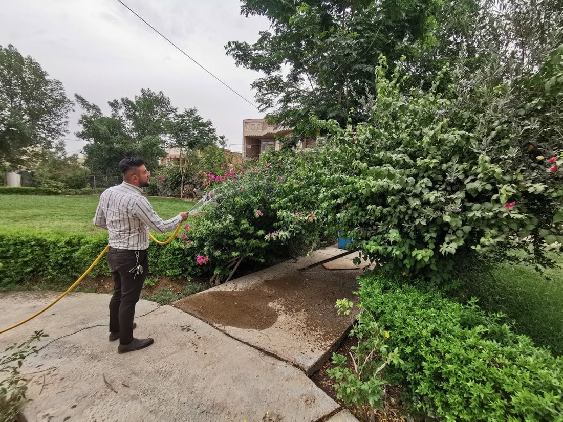 أعطى مفتاحاً لكل عائلة.. شاب كوفي ينشئ للجيران حديقة غنّاء ويحيطها بأبواب محكمة