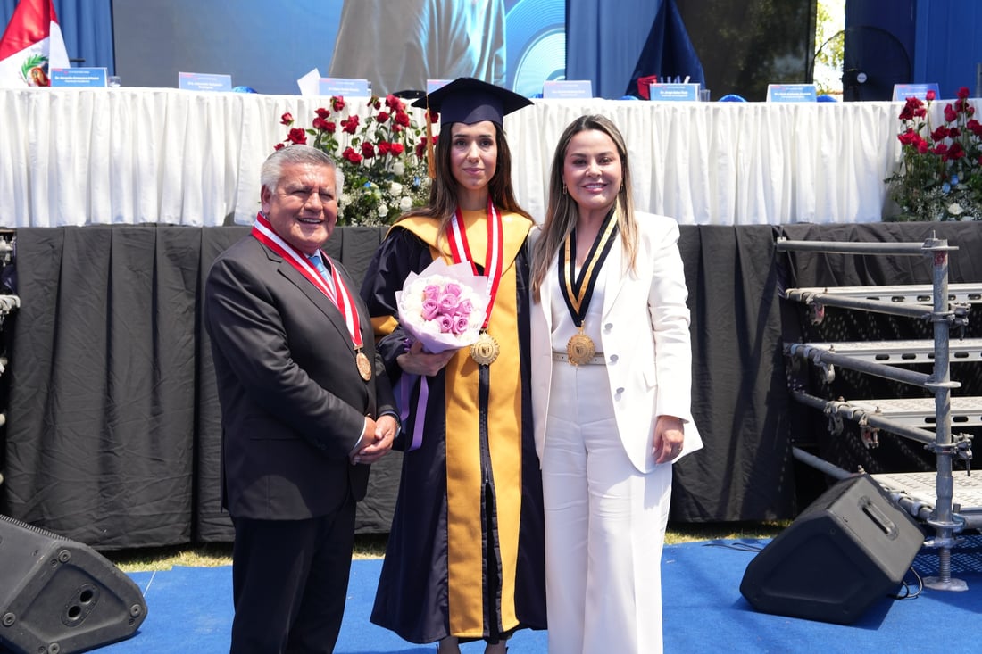 زانكۆیه‌كى وڵاتی پیرۆ دکتۆرای فەخری بەخشییە نادیە موراد