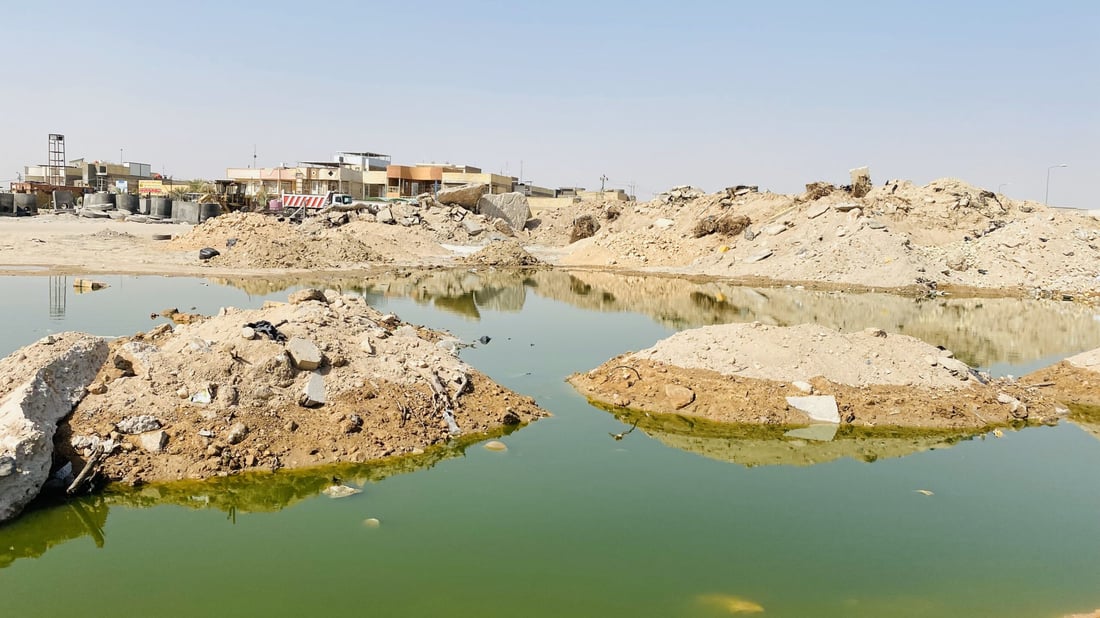 أغلق أنفك حين تدخل هذا الحي النجفي: الأهالي محاصرون بمياه المجاري منذ أيام (صور)