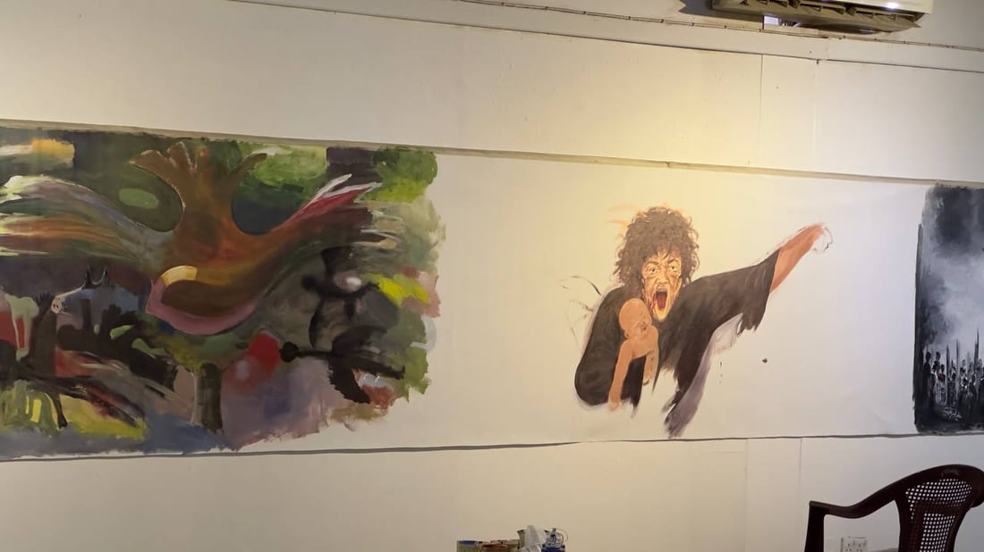 صور من مهرجان “كلنا غزة” في بغداد.. جدار لوحات جسد الدمار وجمال فلسطين أيضاً