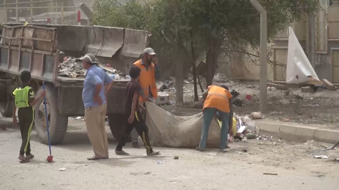 صور من الحلة.. “أسبوع نفايات” في شارع نادر ينتهي بجهود المتطوعين وآلياتهم