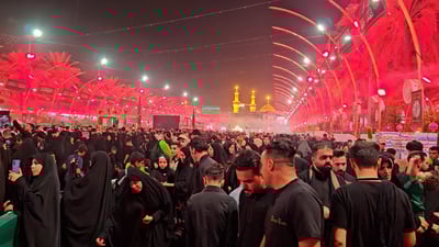 فيديو: مرقد الإمام العباس قبل قليل.. مواكب بثياب بيضاء وشموع في ليلة القاسم