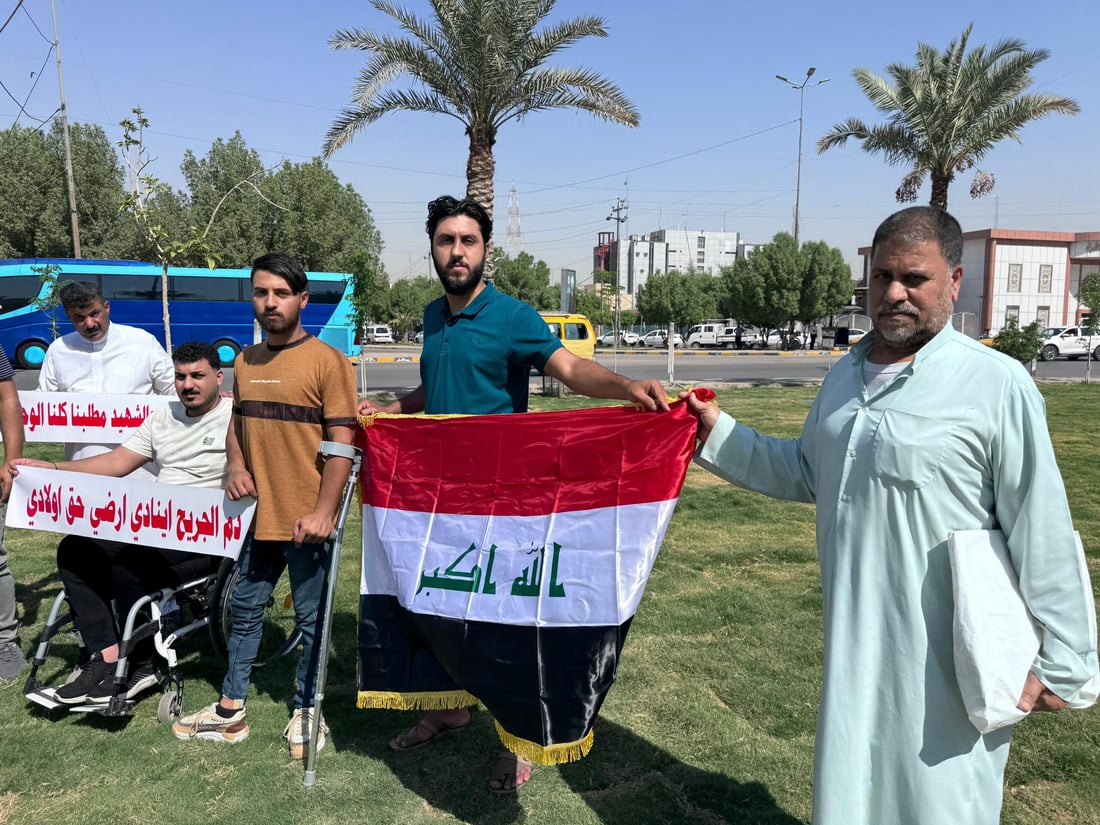 ضحايا تشرين تائهون بين بلدية النجف والمحافظ ويتظاهرون لمنحهم الأراضي (صور)