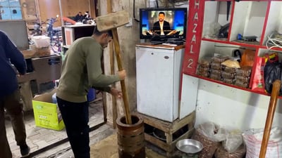 صوت دق “المدكوكة” يُسمع في أرجاء سوق هيت (فيديو)