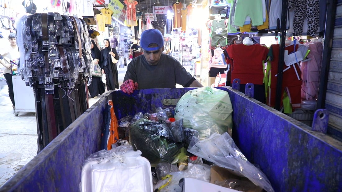 يتواصل بالإشارة ويعادل 5 عمال.. حيدر ينظف سوق الديوانية 4 سنوات بلا راتب (صور)