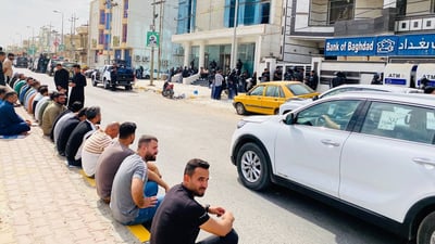 صور من العمارة: أزمة الدولار تؤخر رواتب “بتروجاينا”.. اعتصام أمام مصرف بغداد