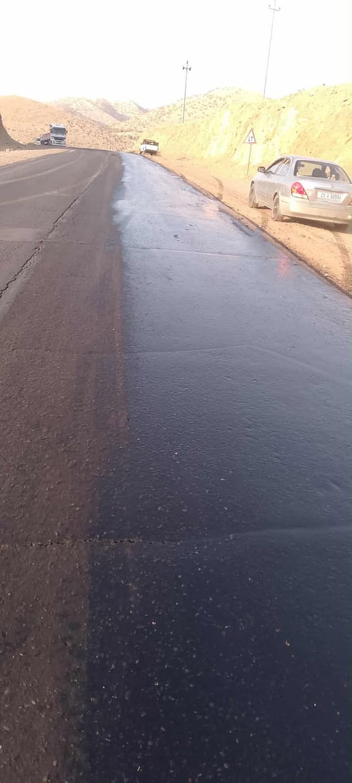 تانکەرێک رێگای پێنجوێنی بە رۆنی رەش سواغدا و ئاستەنگی هاتوچۆی دروستکرد