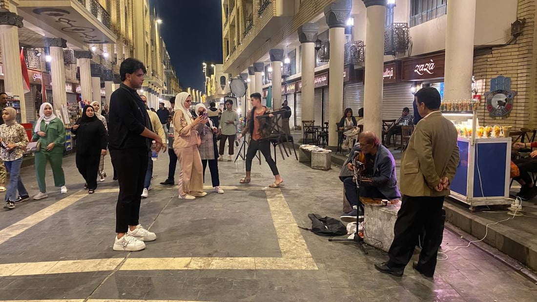 صور: ليل المتنبي لا يقل جمالاً عن نهاره.. باعة إندومي ودولمة وجبس نيتروجين!