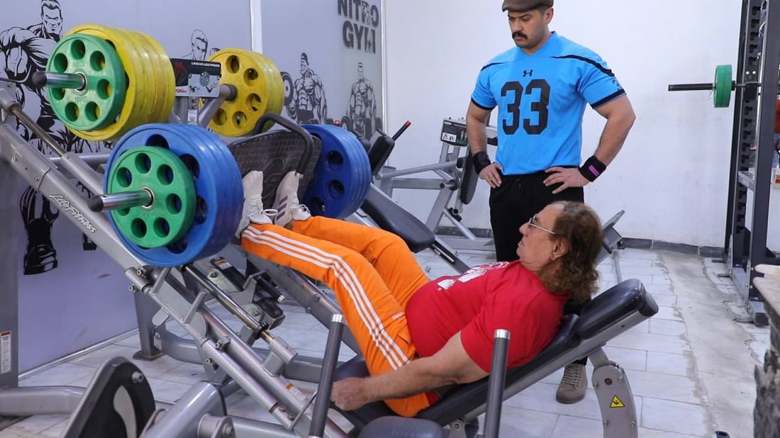 ثمانيني من واسط يواصل تمارين “الحديد”: تدربنا بقطع “السكراب” قبل نصف قرن (صور)