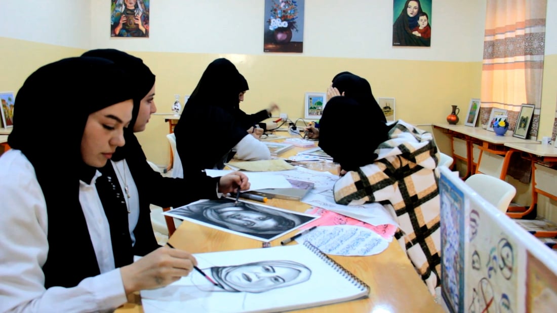 أكثر من 100 لوحة فنية.. فتيات تلعفر يرسمن معالم مدينتهن وشخصيات بارزة (صور)