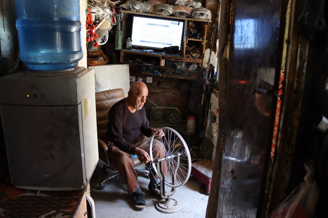 بغداد: العم “جاسم” يلهم الشبان أسرار تصليح “البايسكلات” وينعى نفسه (فيديو)