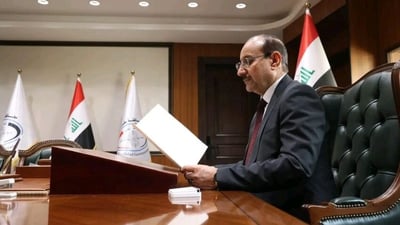 محافظ بغداد يمنح كتب شكر وتقدير للموظفات بمناسبة عيد المرأة