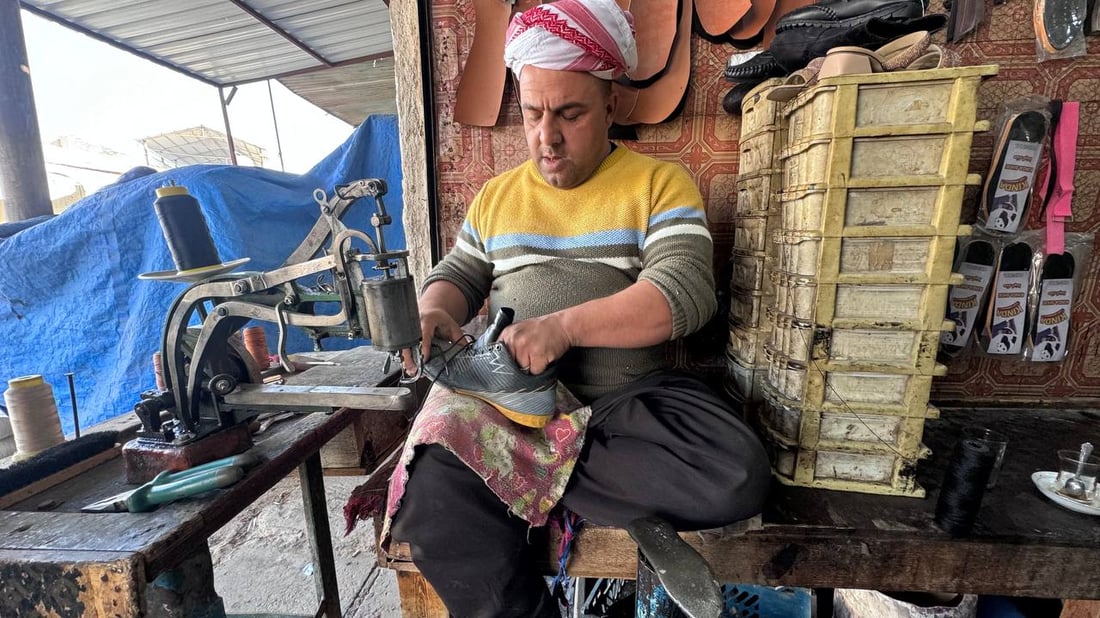 سكافي المشخاب قرب جسر السوارية: لا يصلح فقط بل يصنع.. ويقبل بالفاتحة لروح أخيه