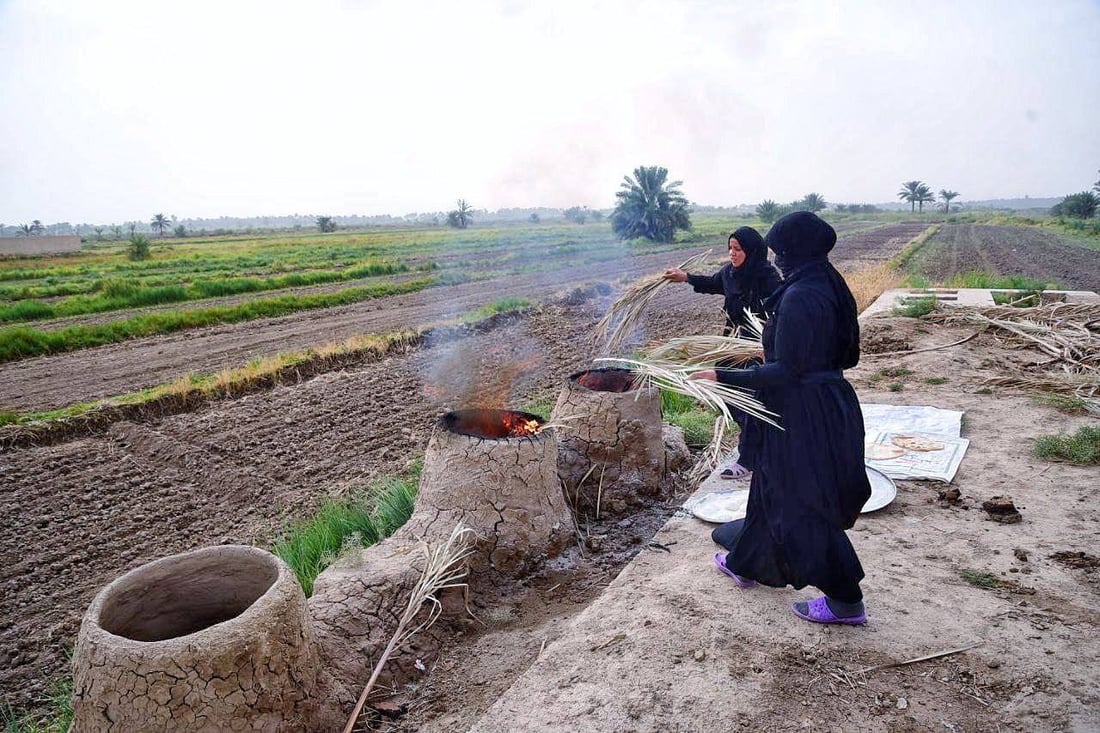 “تنور الطين” ما يزال دافئاً في طويريج.. الخبز للأهل والزائرين فقط (صور)
