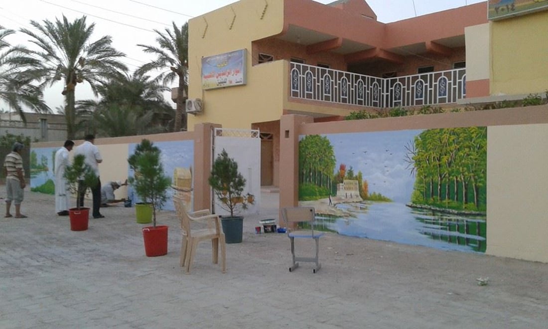 “بالدشداشة والعقال”.. ستيني بموهبة فطرية يُجسّد طبيعة الريف بلوحات عالمية