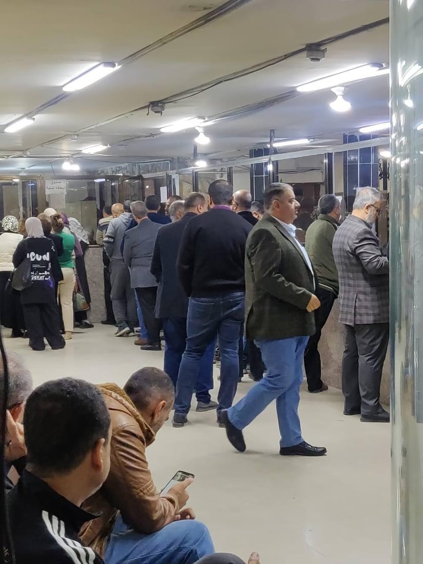 طوابير على شبابيك البطاقات الإلكترونية في فروع مصرف الرافدين (صور)